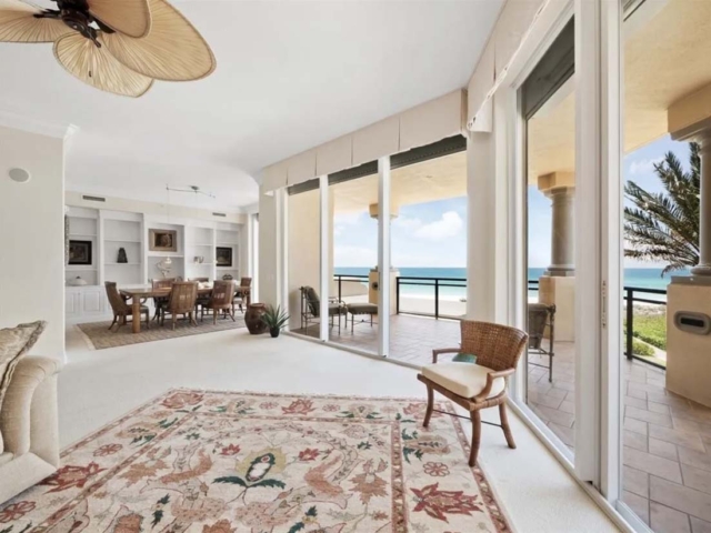 Longboat Key: Four Bedroom Beachfront living area